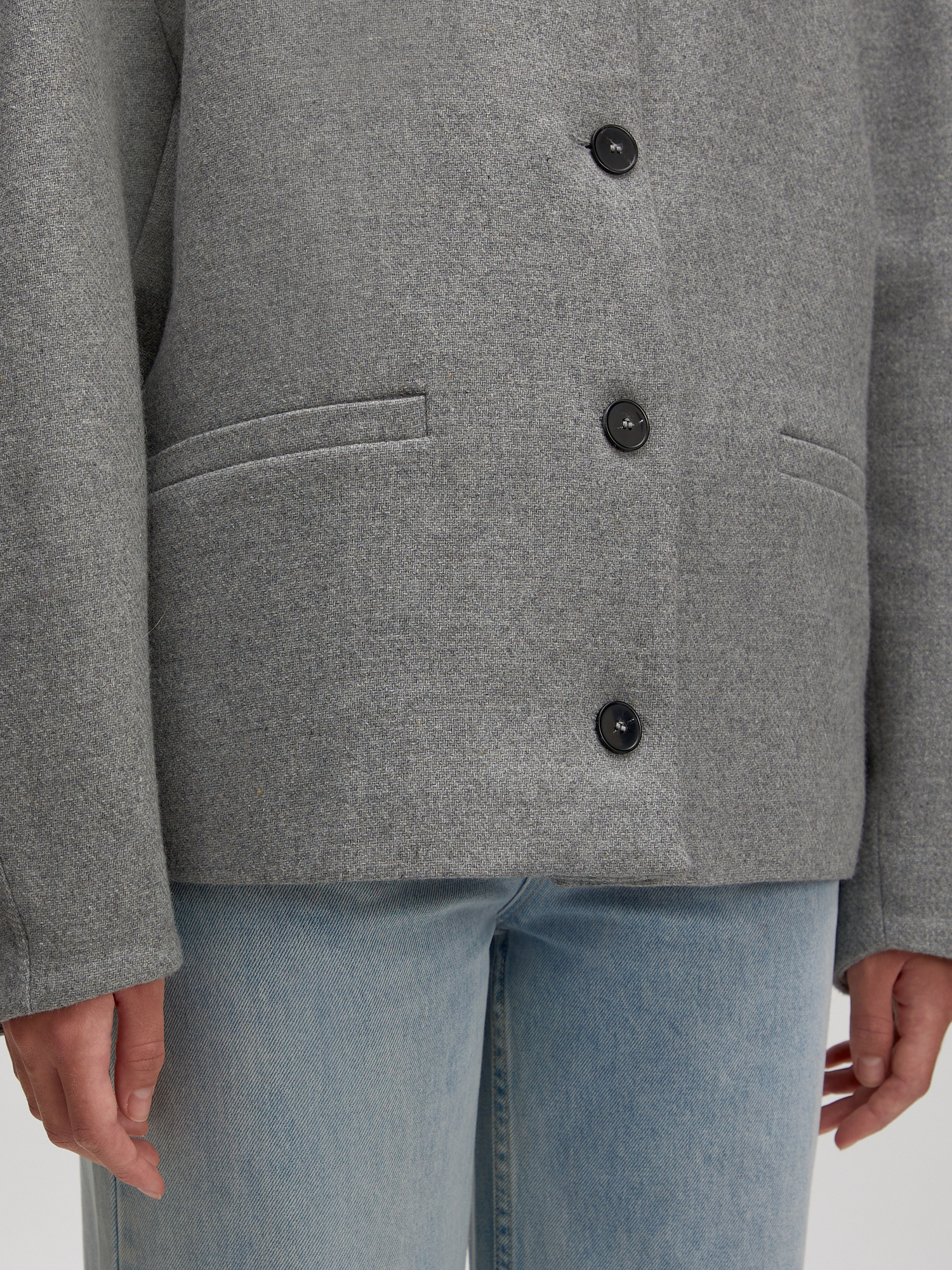 Edited Veste en laine Aino 6. Cette veste en laine grise à col baseball allie minimalisme et sophistication. Sa coupe lég...