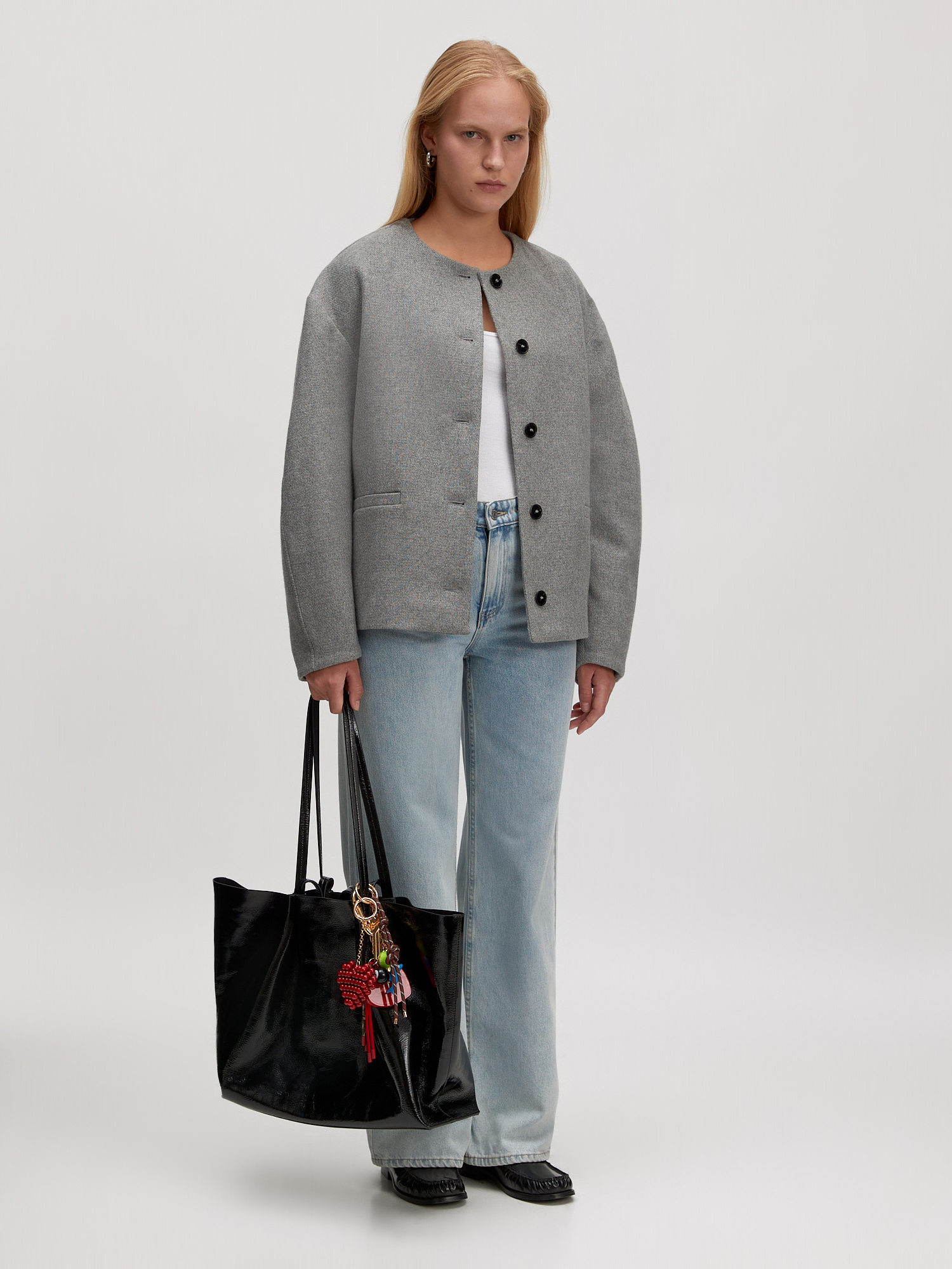Edited Veste en laine Aino 3. Cette veste en laine grise à col baseball allie minimalisme et sophistication. Sa coupe lég...