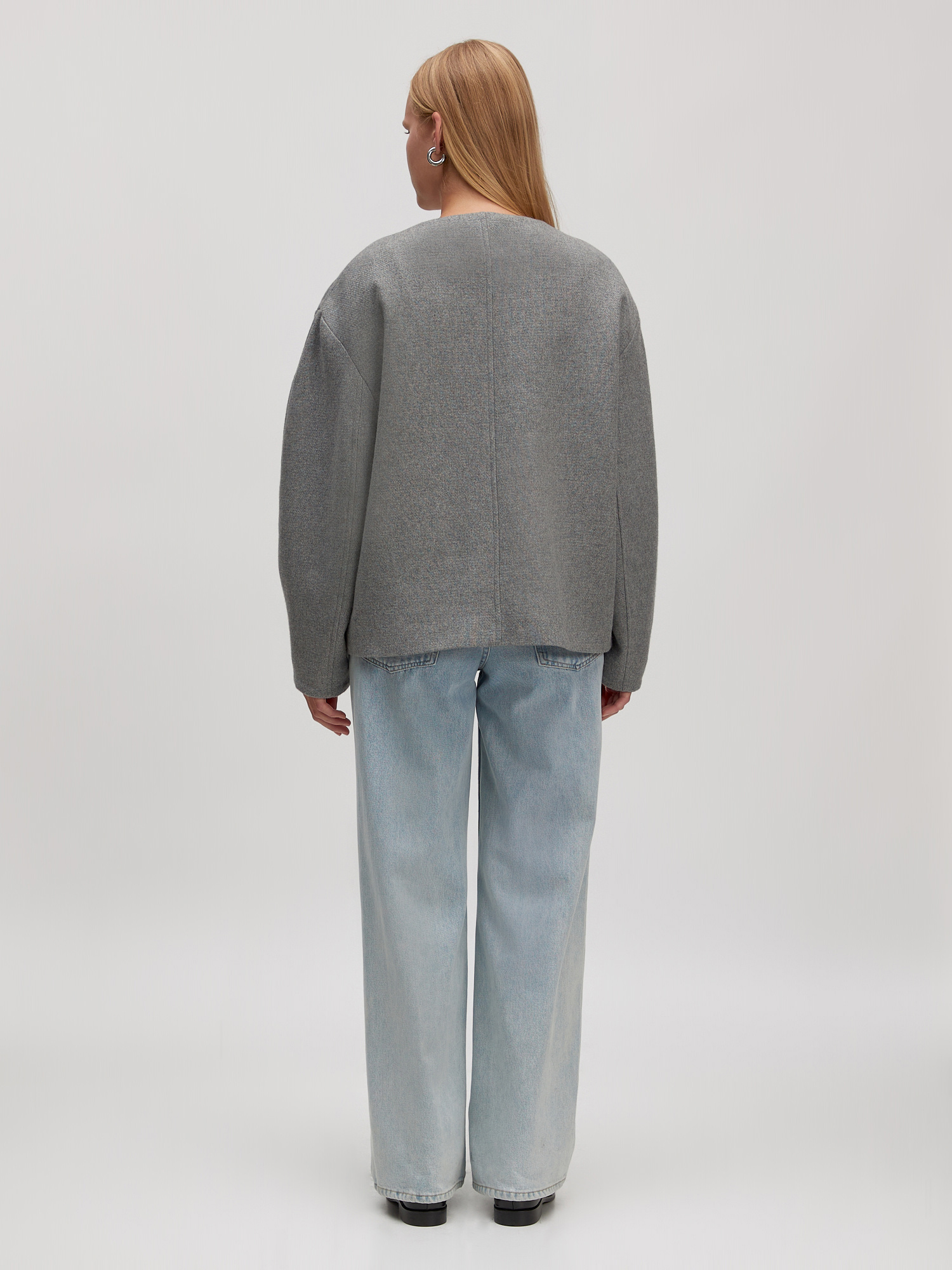 Edited Veste en laine Aino 5. Cette veste en laine grise à col baseball allie minimalisme et sophistication. Sa coupe lég...