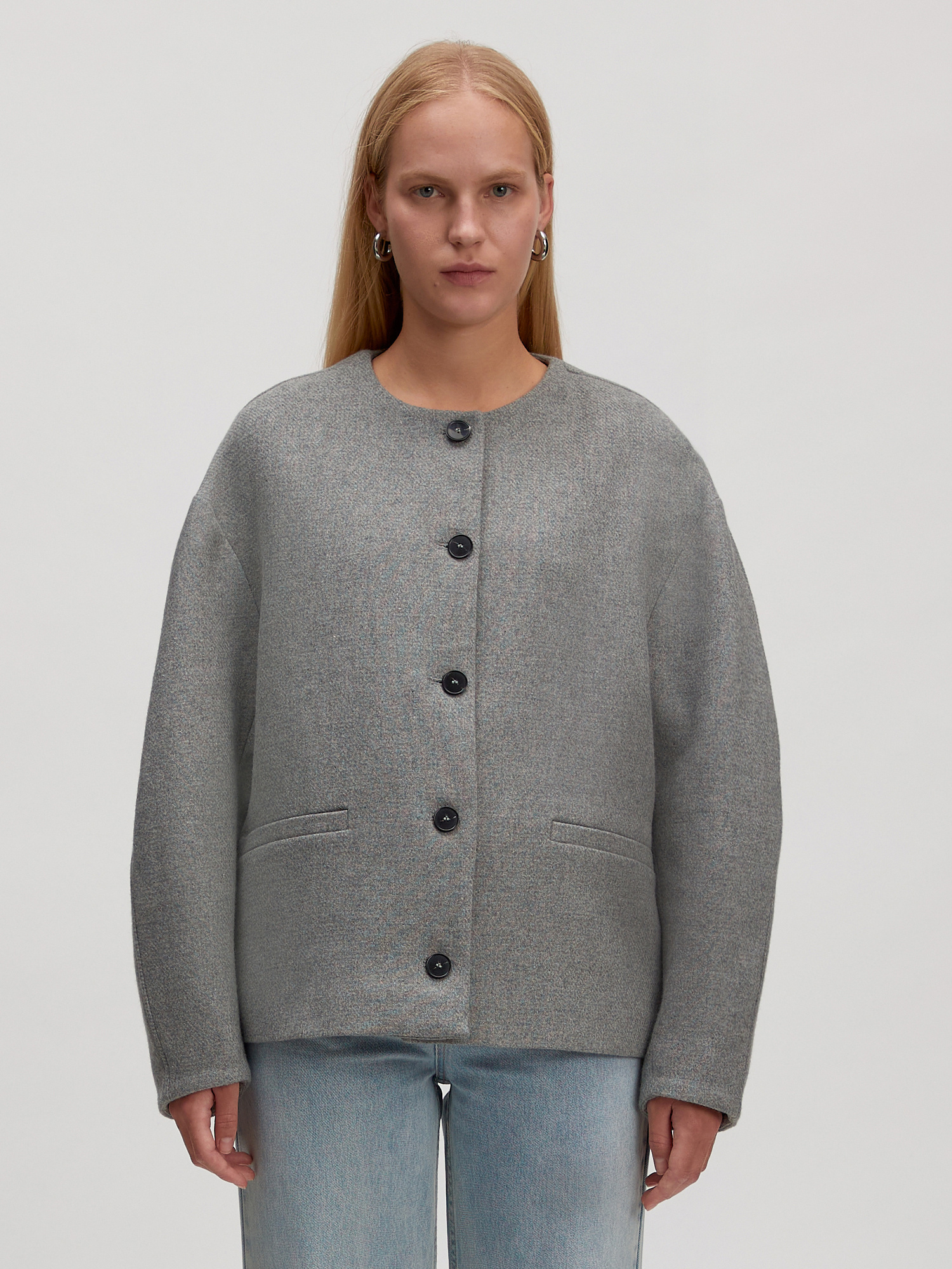 Edited Veste en laine Aino 2. Cette veste en laine grise à col baseball allie minimalisme et sophistication. Sa coupe lég...