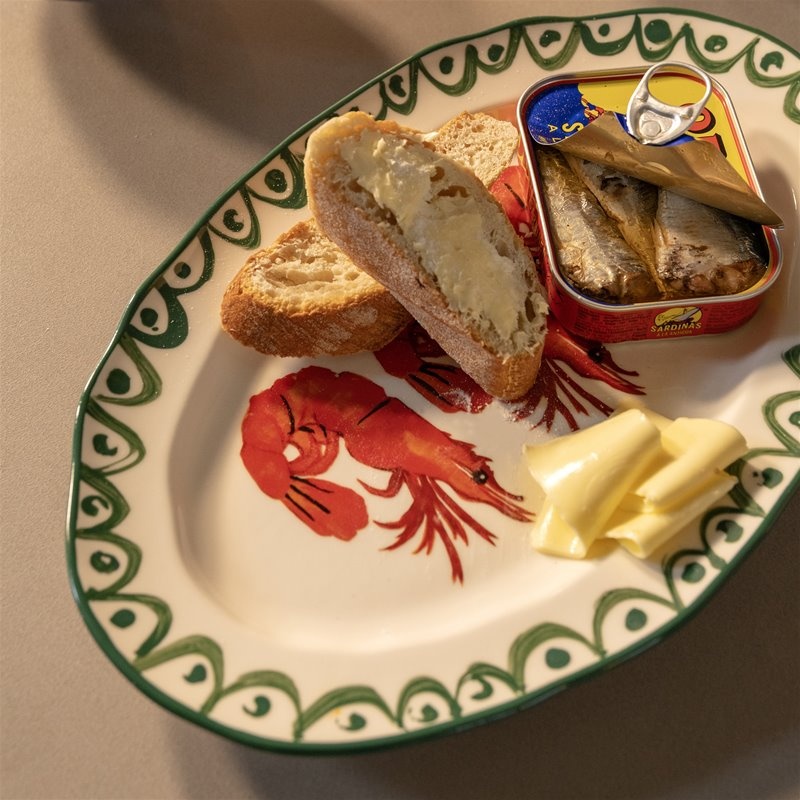 &klevering Platter Sirène Shrimp 5. This unique hand-painted platter is a true eye-catcher on your table. The colorful de...