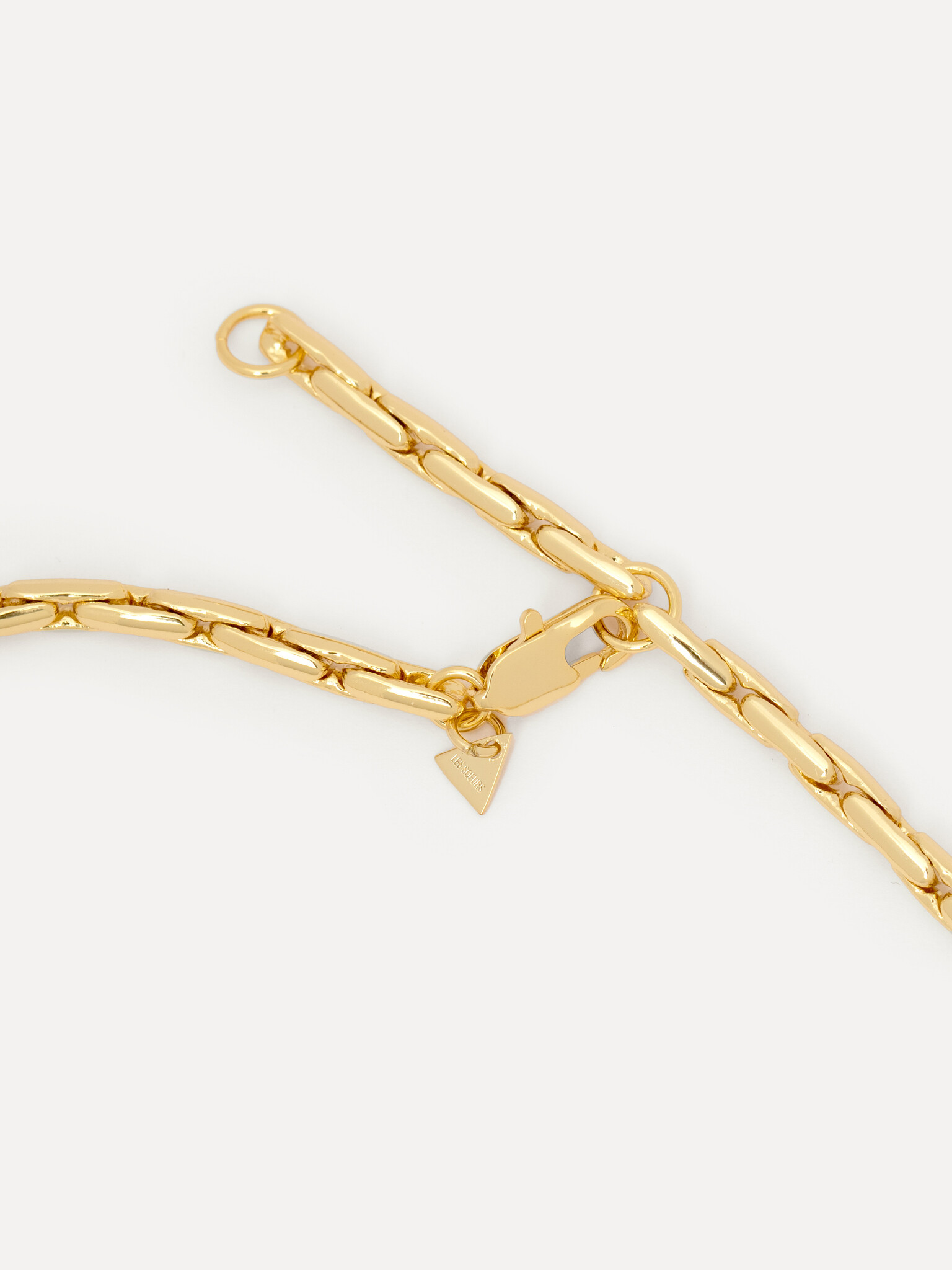 Les Soeurs Bracelet Mara Linked snake 5. Timeless elegance. Ce bracelet chaîne doré est un classique à porter au quotidie...