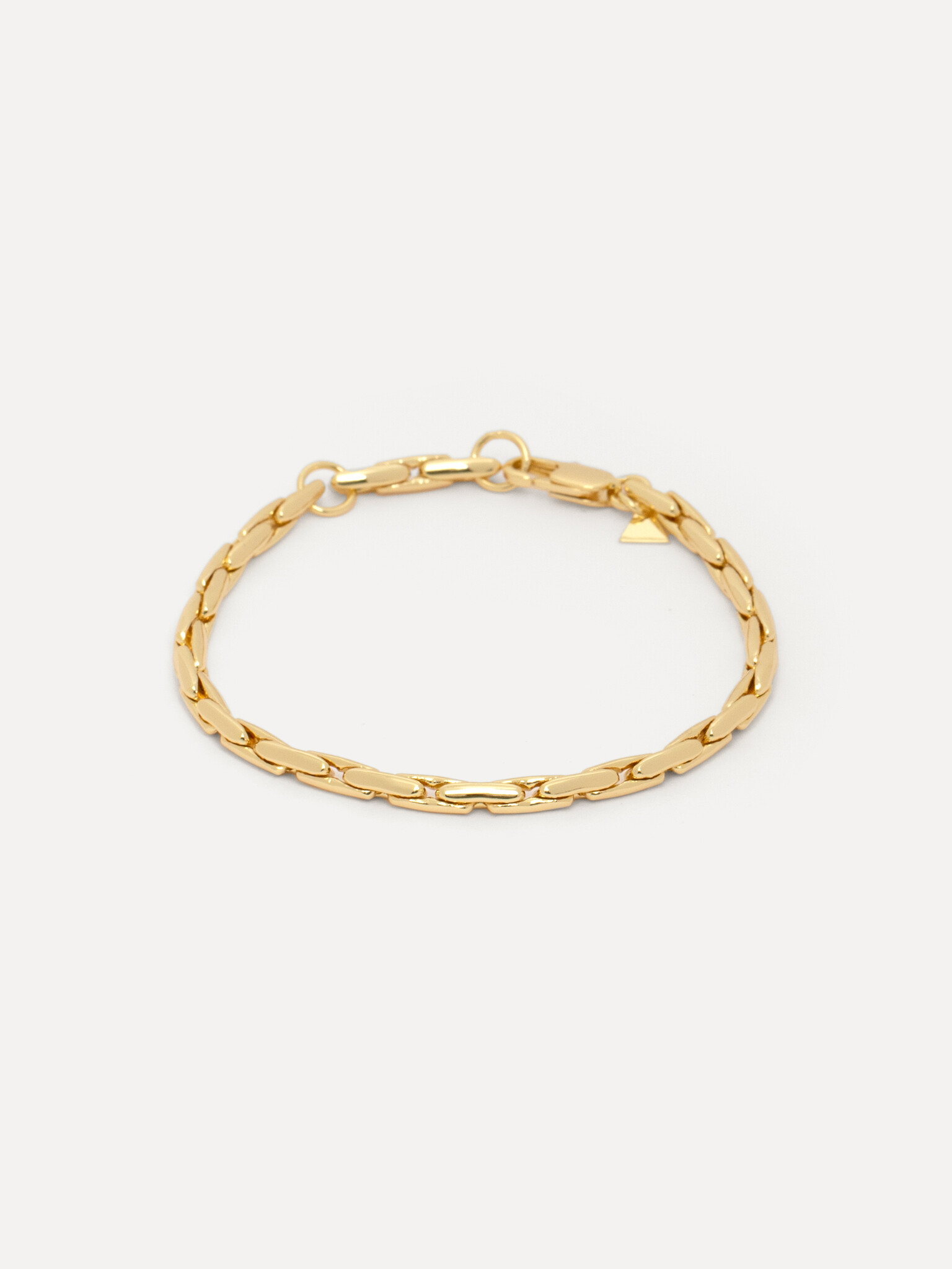 Les Soeurs Bracelet Mara Linked snake 4. Timeless elegance. Ce bracelet chaîne doré est un classique à porter au quotidie...