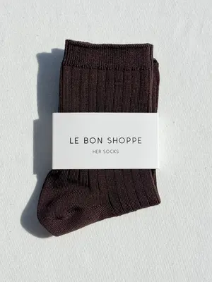 Chaussettes Her. Chaussettes douces en brun foncé qui gardent les pieds agréablement au chaud. La teinte profonde et raff...