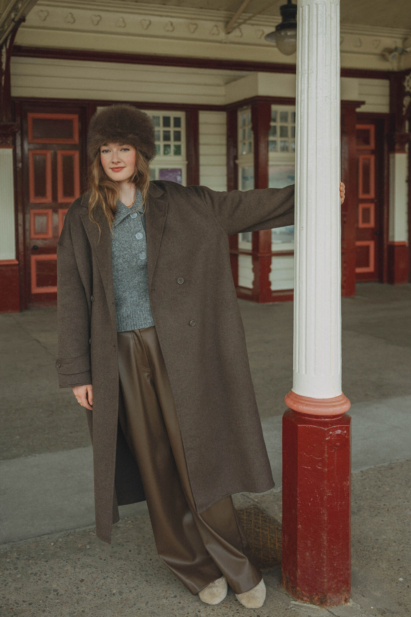 Les Soeurs Manteau Adan 7. Wrapped in autumn warmth. Ce long manteau brun est un classique intemporel qui tombe toujours ...