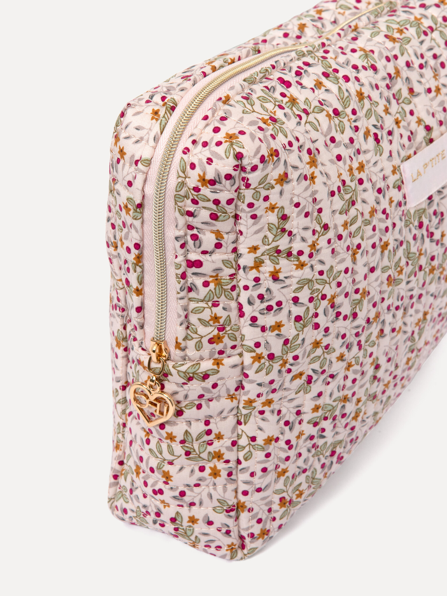 Le Marais Floral toiletry bag Iza 2. This feminine toiletry bag with a delicate floral print offers generous space for al...