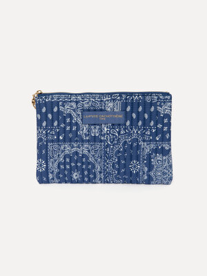 Trousse de toilette Iza. Cette pochette à imprimé paisley avec fermeture éclair est une compagne élégante pour vos déplac...