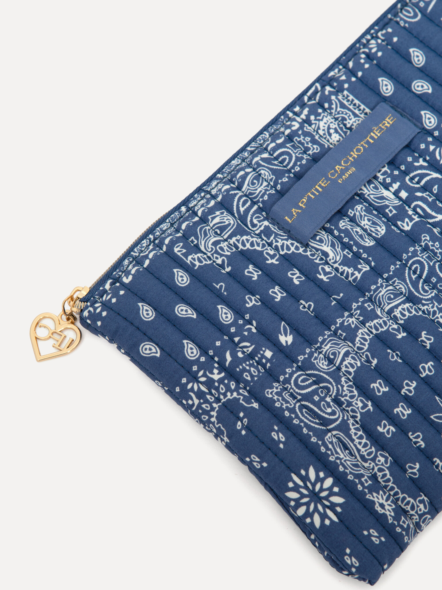 Le Marais Paisley toiletry bag Iza 2. This paisley-print pouch with zipper is a stylish companion for on-the-go or for yo...