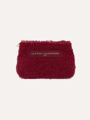 Iza Pouch. Cette mini pochette en teddy bordeaux est petite mais pleine de style. Idéale pour vos déplacements ou dans vo...