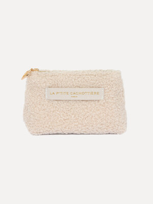Pouch Iza. Cette mini pochette en teddy beige est petite mais pleine de style. Douce et câline, elle garde vos essentiels...
