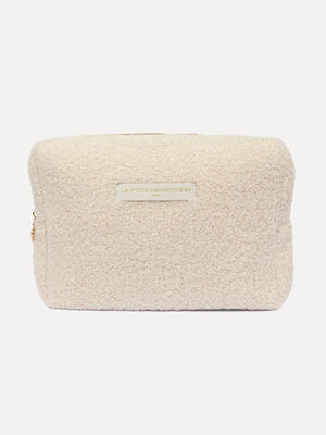 Trousse de toilette Iza. Soft sophistication. Cette trousse en teddy allie texture douce et câline à un format spacieux. ...