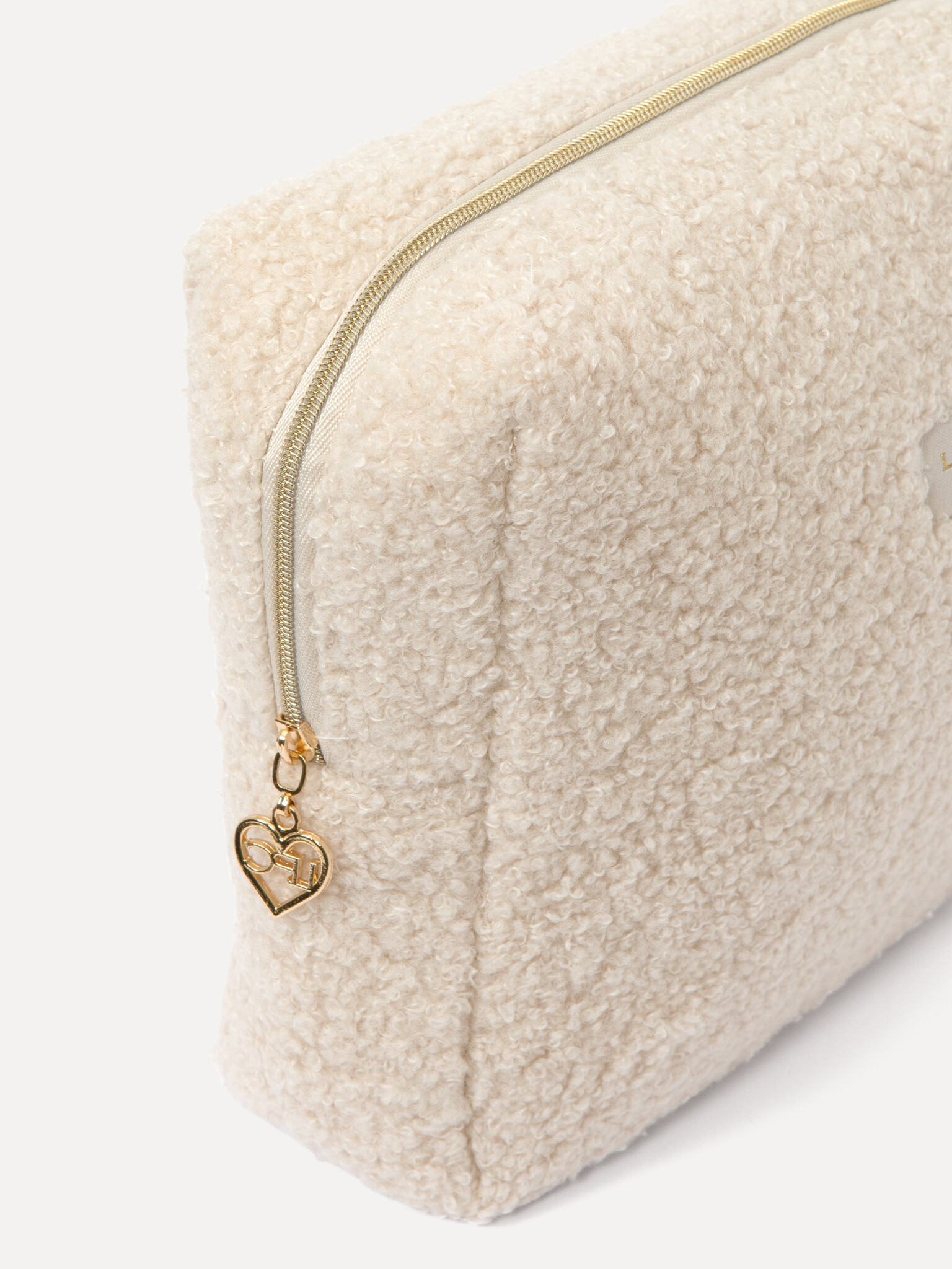 Le Marais Teddy Toiletry bag Iza 2. Soft sophistication. This teddy toiletry bag combines a soft, cuddly texture with a r...