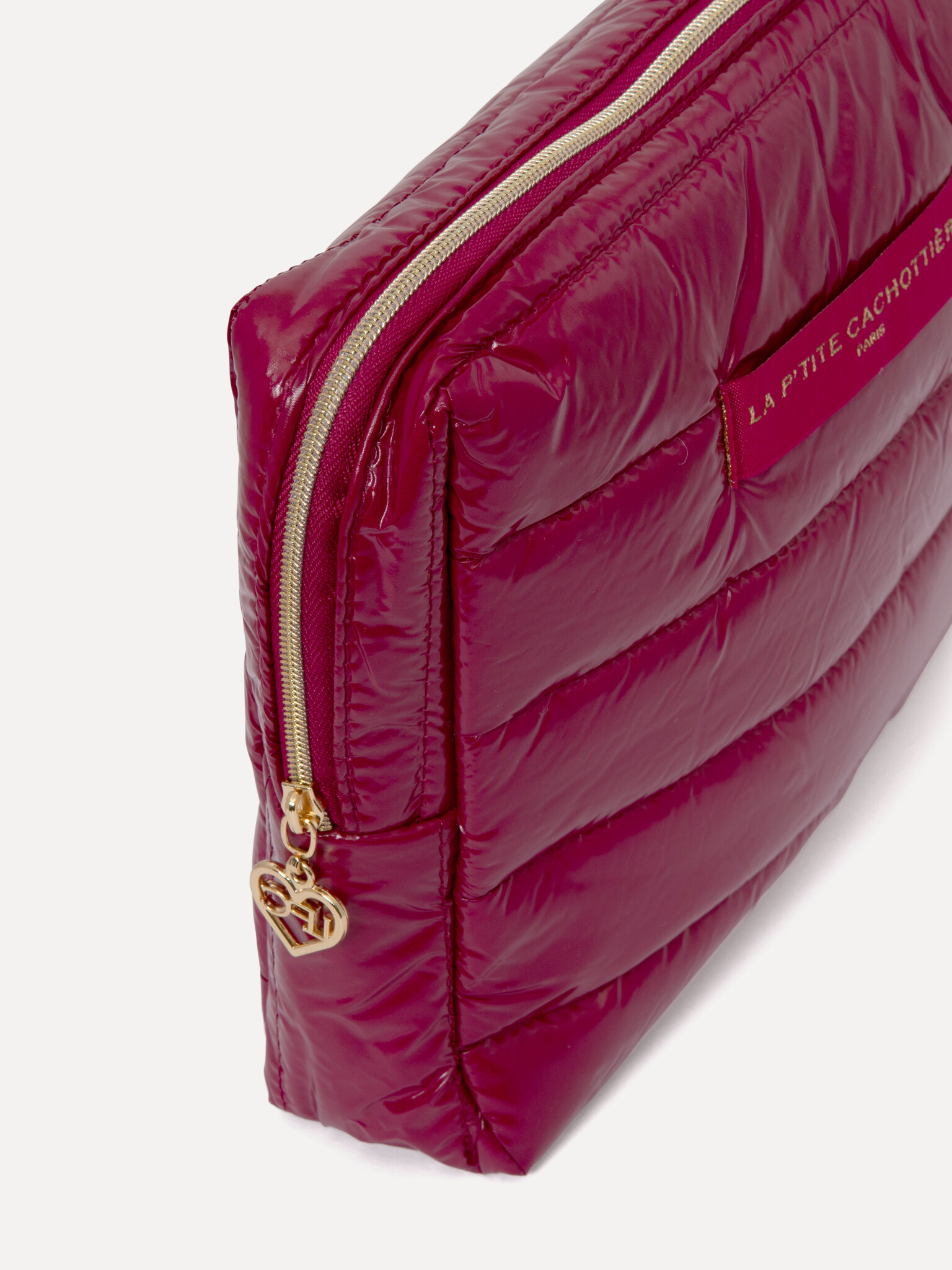 Le Marais Shiny Toiletry bag Iza 2. Shine on. This glossy XL toiletry bag is a true eye-catcher on your vanity. The spaci...