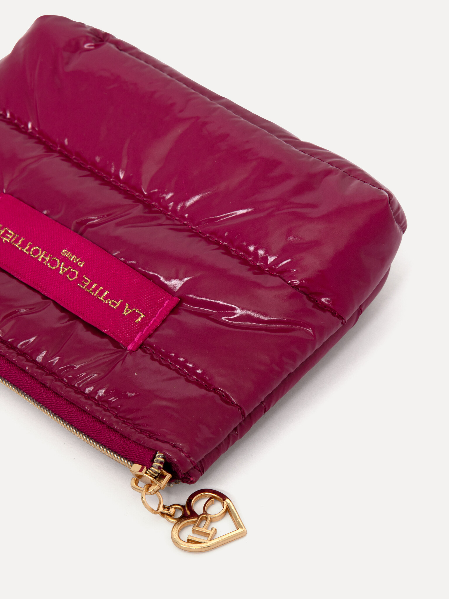 Le Marais Shiny pouch Iza 2. Small size, big impact. This glossy mini toiletry bag adds a touch of luxury to your routine...