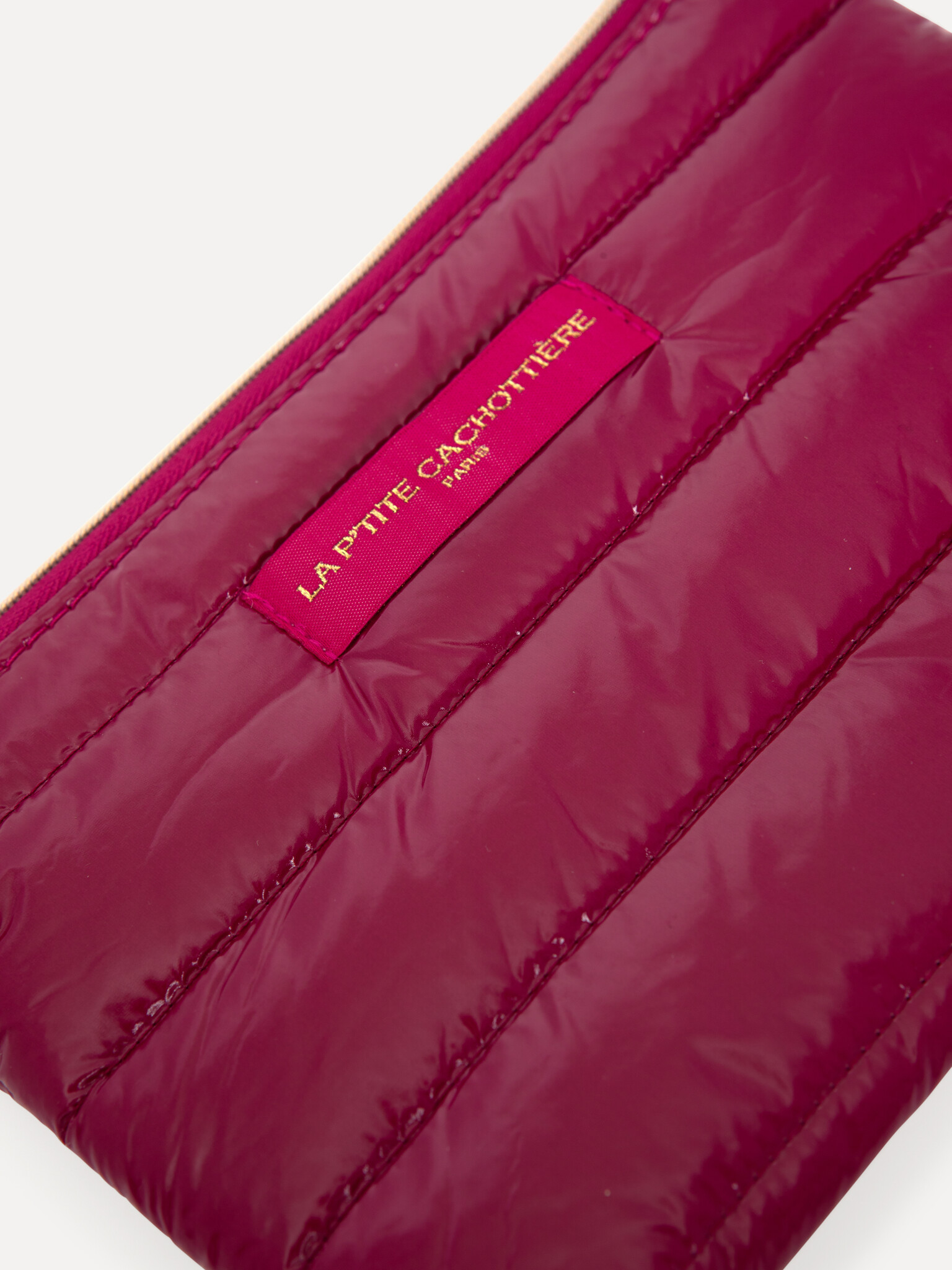 Le Marais Shiny Toiletry bag Iza 2. Shine in style. This medium glossy bordeaux toiletry bag combines elegance with pract...