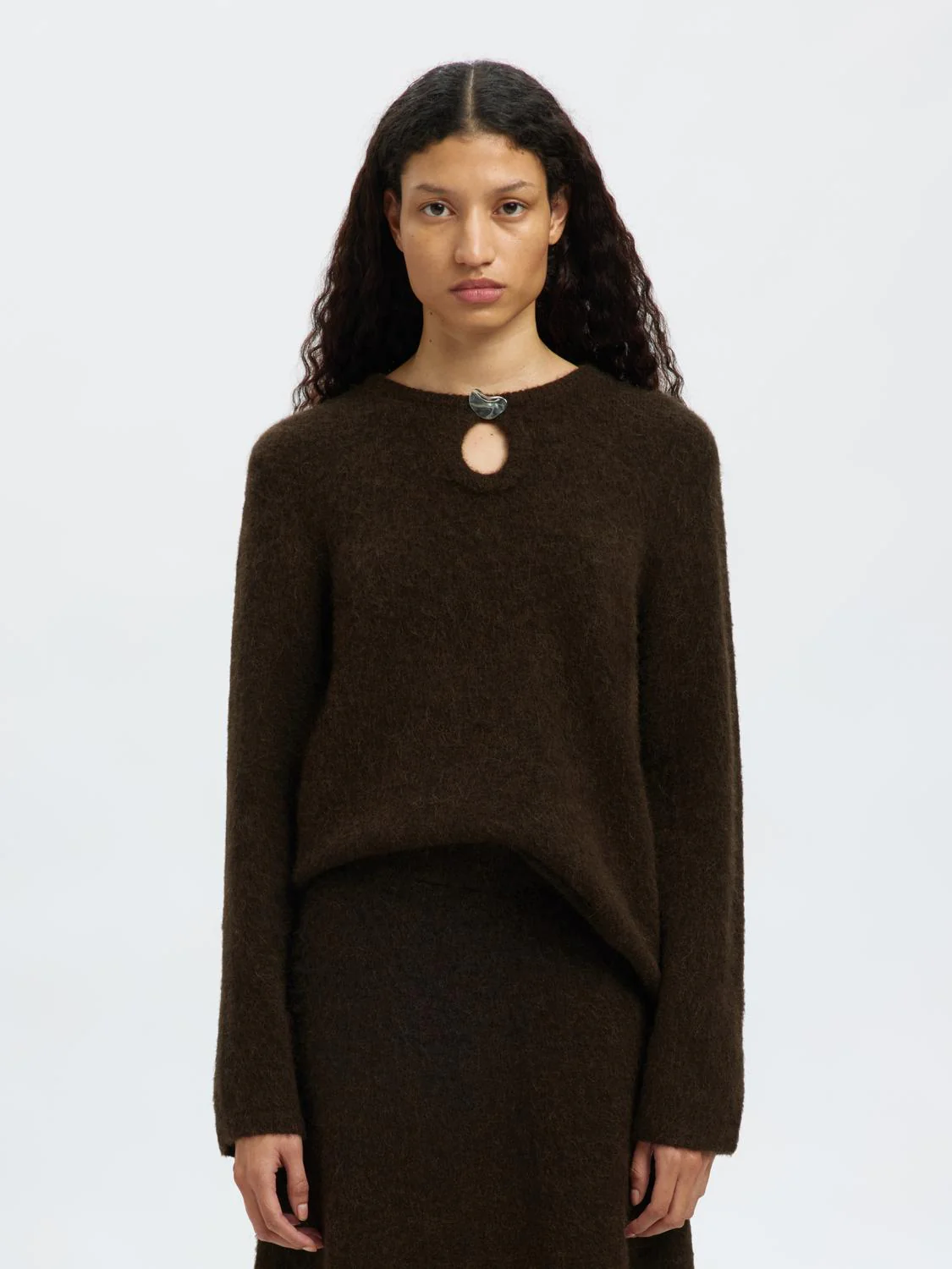 Selected Pull tricoté Lulu 3. Tout est dans le détail. Ce pull en maille se distingue par sa boucle métallique sur le dev...