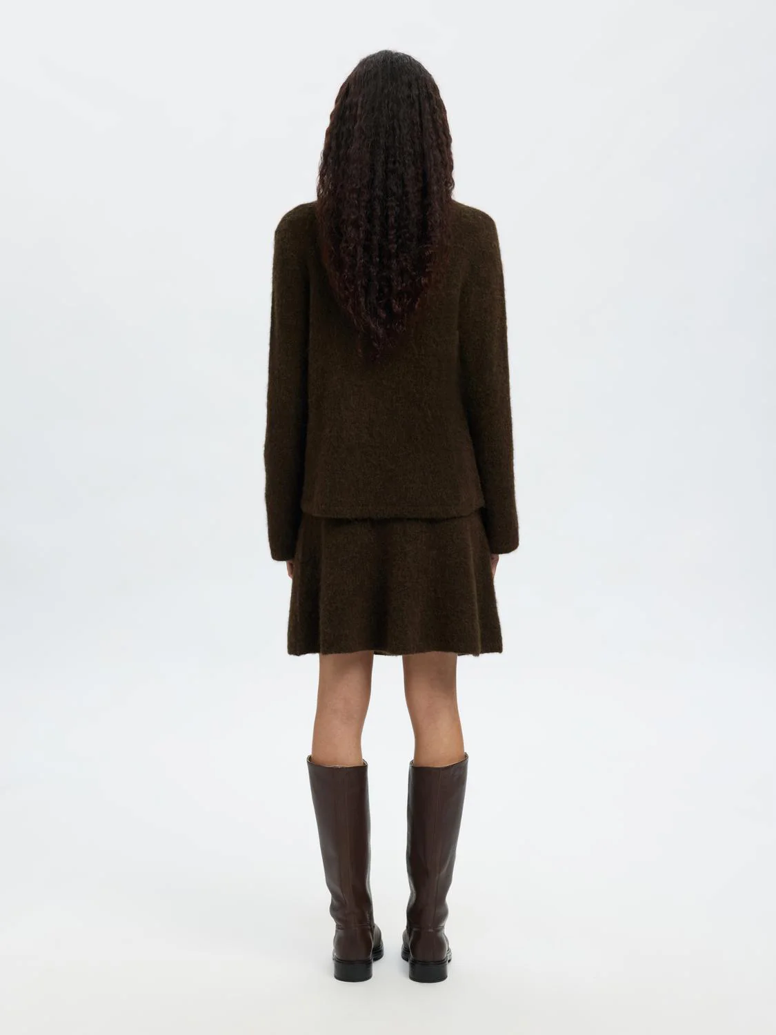 Selected Pull tricoté Lulu 5. Tout est dans le détail. Ce pull en maille se distingue par sa boucle métallique sur le dev...