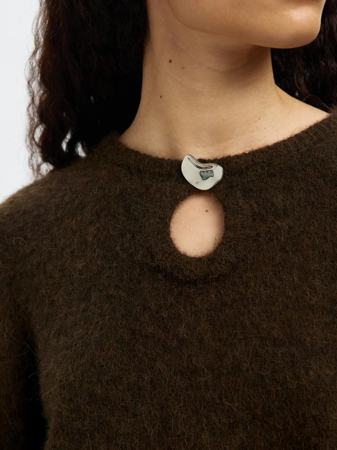 Selected Pull tricoté Lulu 6. Tout est dans le détail. Ce pull en maille se distingue par sa boucle métallique sur le dev...