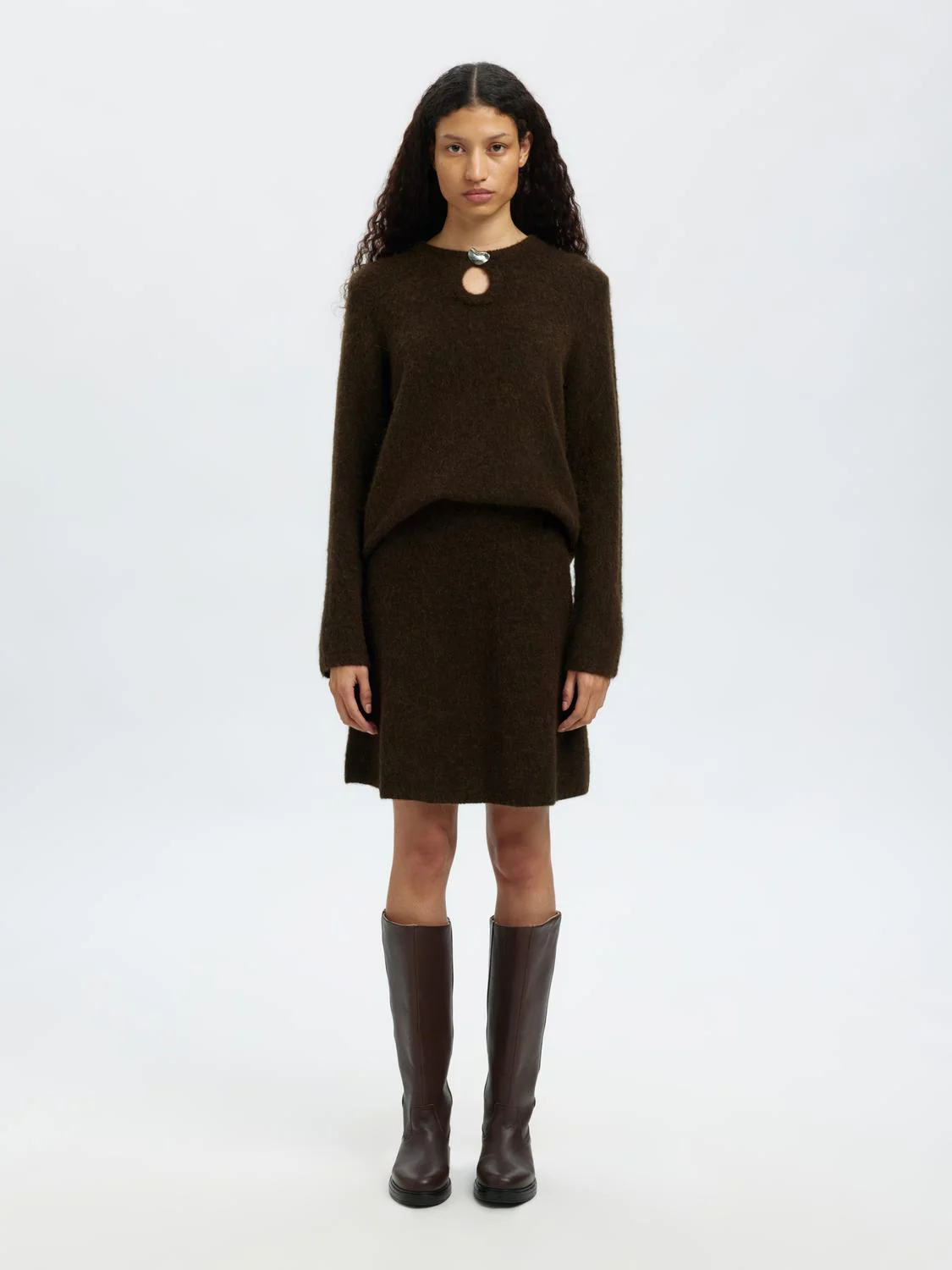 Selected Pull tricoté Lulu 4. Tout est dans le détail. Ce pull en maille se distingue par sa boucle métallique sur le dev...