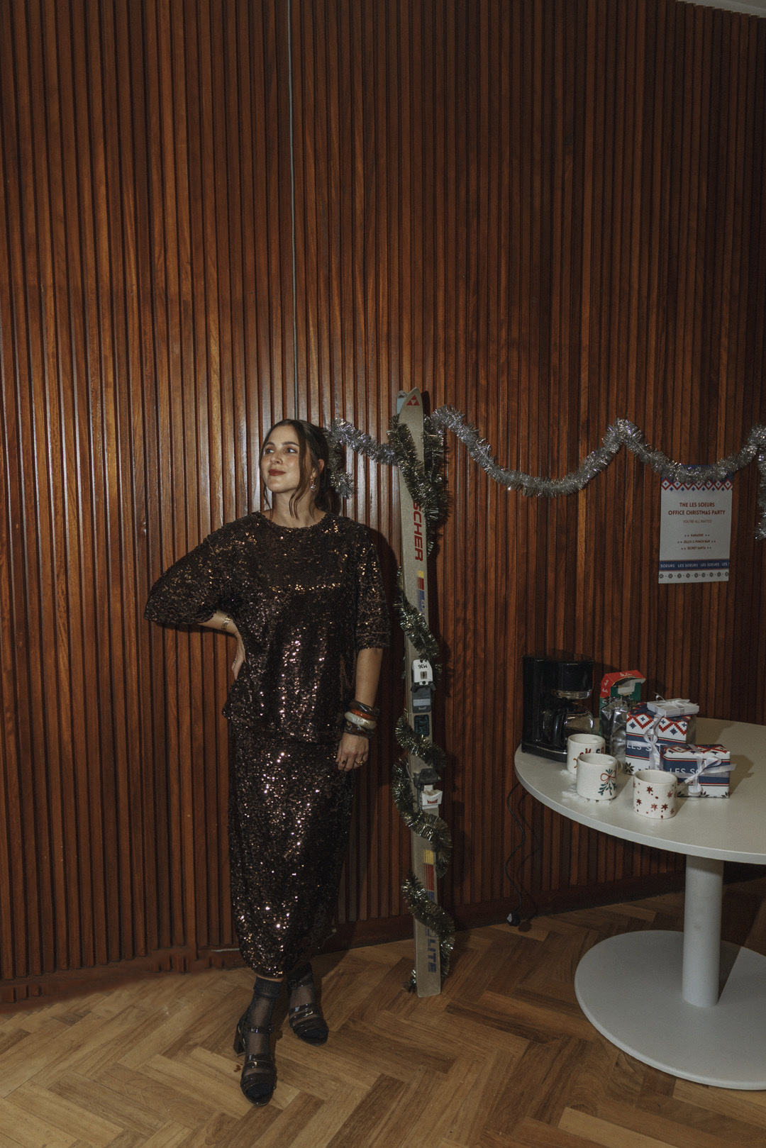 Edited Jupe à paillettes Dakara 8. Fêtez chaque moment avec cette superbe jupe brunie ! La coupe droite et la doublure do...