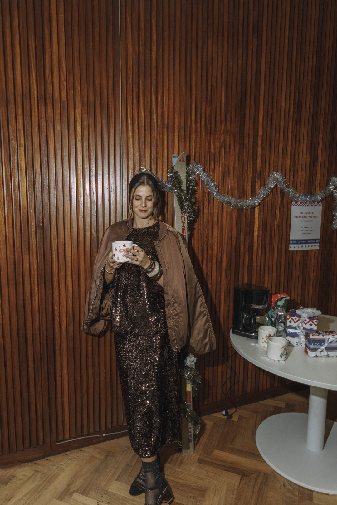 Edited Jupe à paillettes Dakara 7. Fêtez chaque moment avec cette superbe jupe brunie ! La coupe droite et la doublure do...