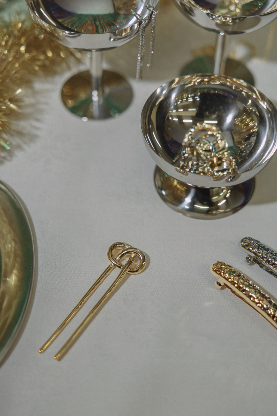 Les Soeurs Hair pin 2. A twist of gold. This gold hair pin is a stylish jewel for your hair. Elegant, timeless, and ultra...
