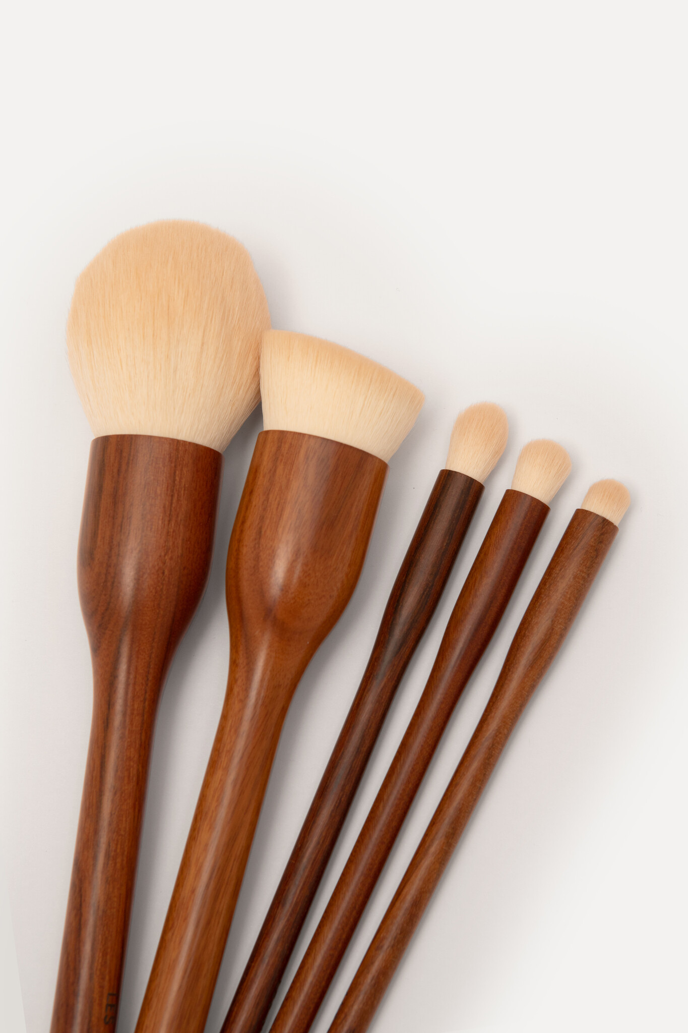 Les Soeurs Set van 5 make-up borstels 3. Breng je make-uplook naar een hoger niveau met deze set van synthetische make-up...