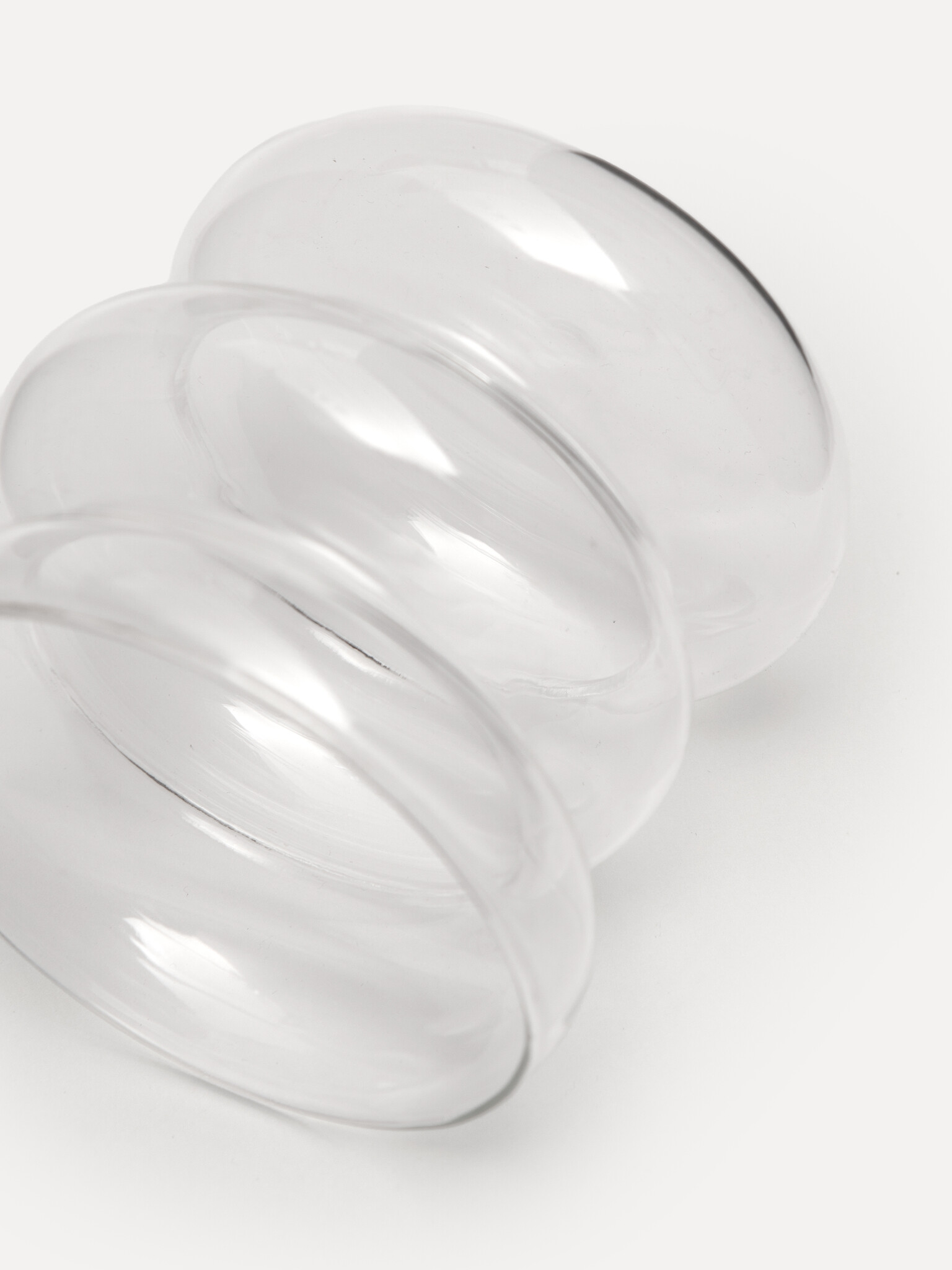 Les Soeurs Glass Bubble 2. This unique Bubble glass stands out with its playful shape. Its airy design elevates your drin...