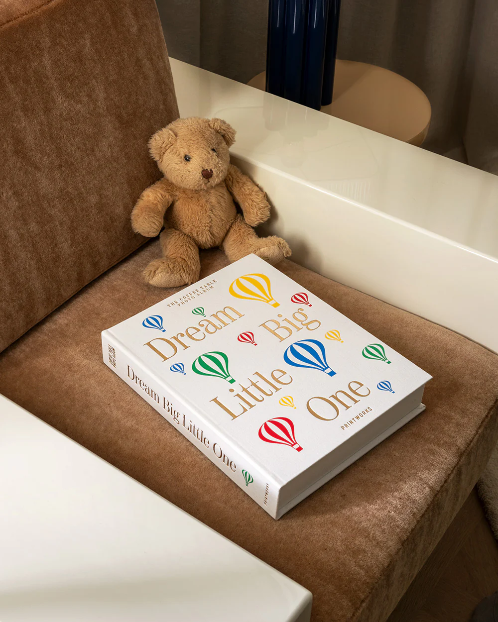 Printworks Album photo Dream Big Little One 4. Le cadeau de naissance idéal. Ce charmant album avec couverture beige douc...