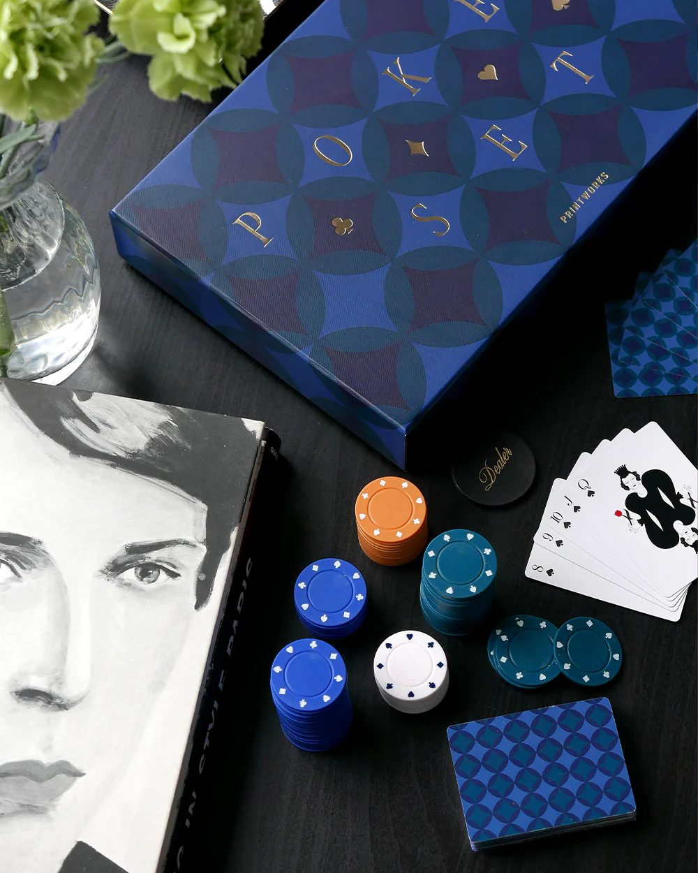 Printworks Jeu de société Art of Poker 2. Poker Face. Ce set de poker bleu foncé allie élégance et plaisir du jeu avec ra...