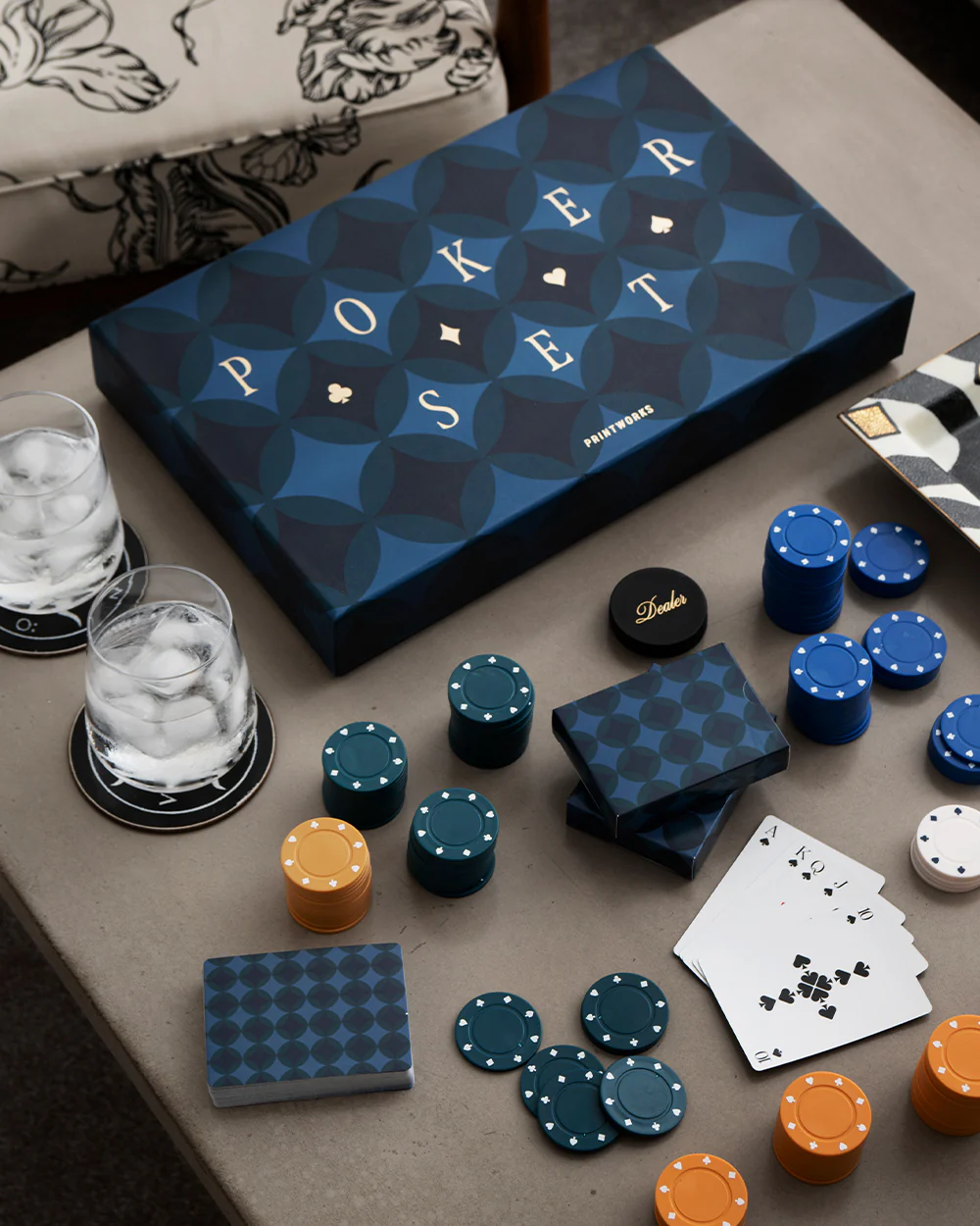 Printworks Jeu de société Art of Poker 3. Poker Face. Ce set de poker bleu foncé allie élégance et plaisir du jeu avec ra...