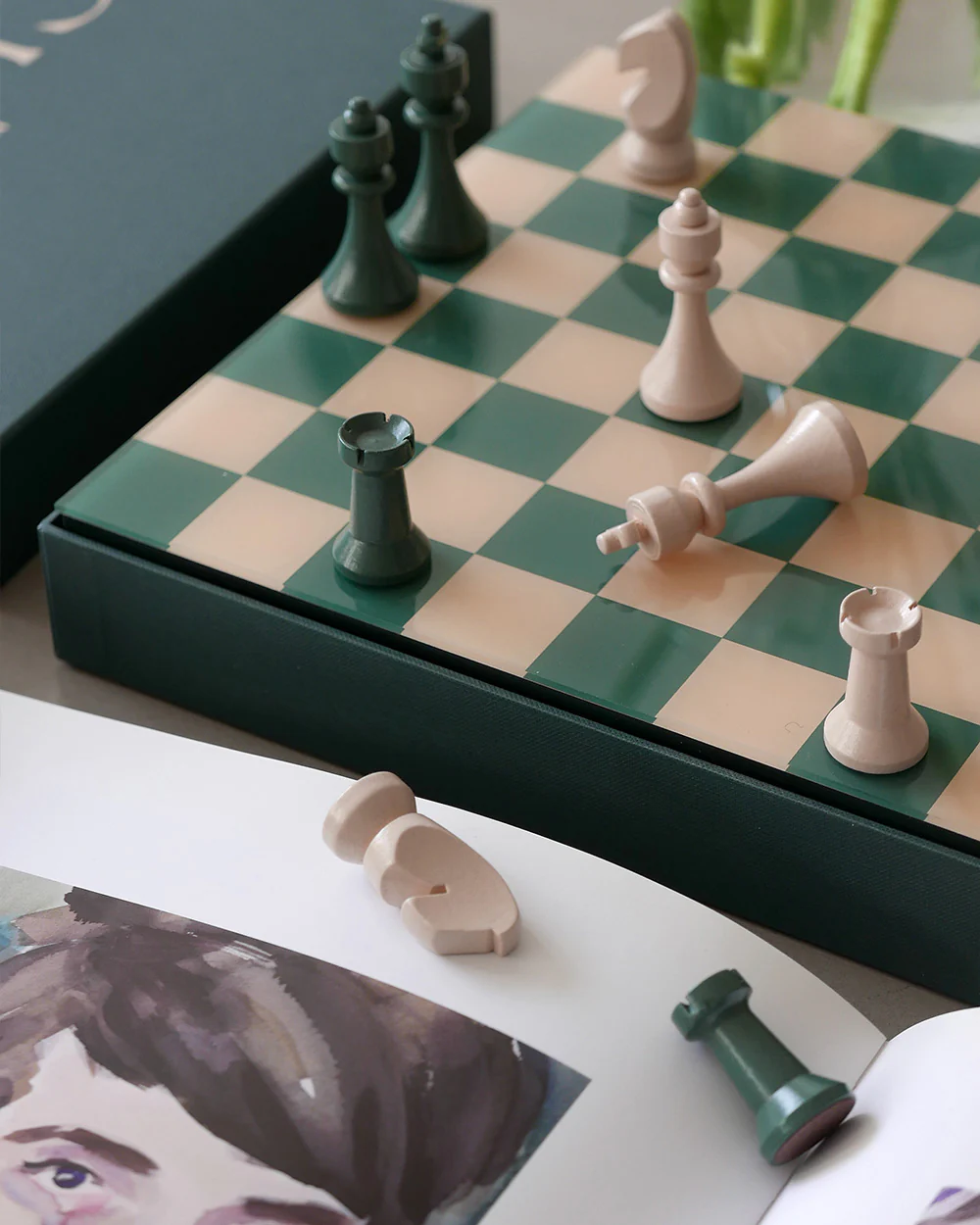 Printworks Chess game Classic 4. This dark green chess set combines timeless strategy with endless gameplay. The meticulo...