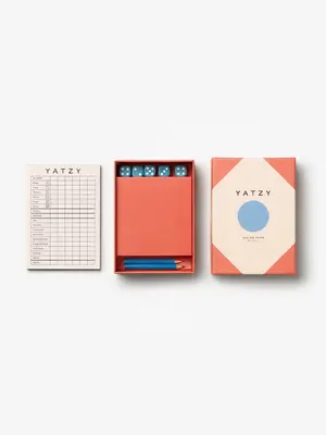 Jeu de société Yatzy. Prêt, partez, jouez ! Découvrez votre jeu préféré dans un écrin élégant. Ce set Yatzy comprend cinq...