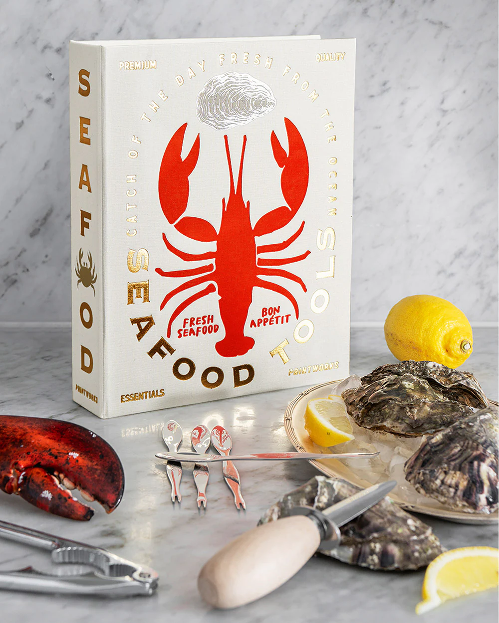 Printworks Geschenkdoos Seafood tools 3. Ontdek een zee van plezier met deze seafood tools geschenkdoos. In een boekvormi...