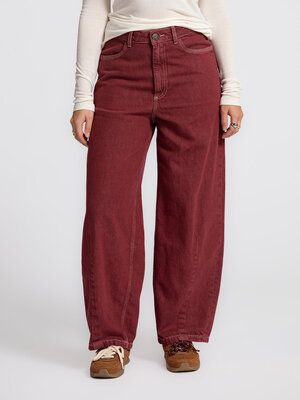 Jean Ymobay. Bordeaux stylé. Ce jean balloon bordeaux apporte une touche ludique à votre tenue. La coupe décontractée off...