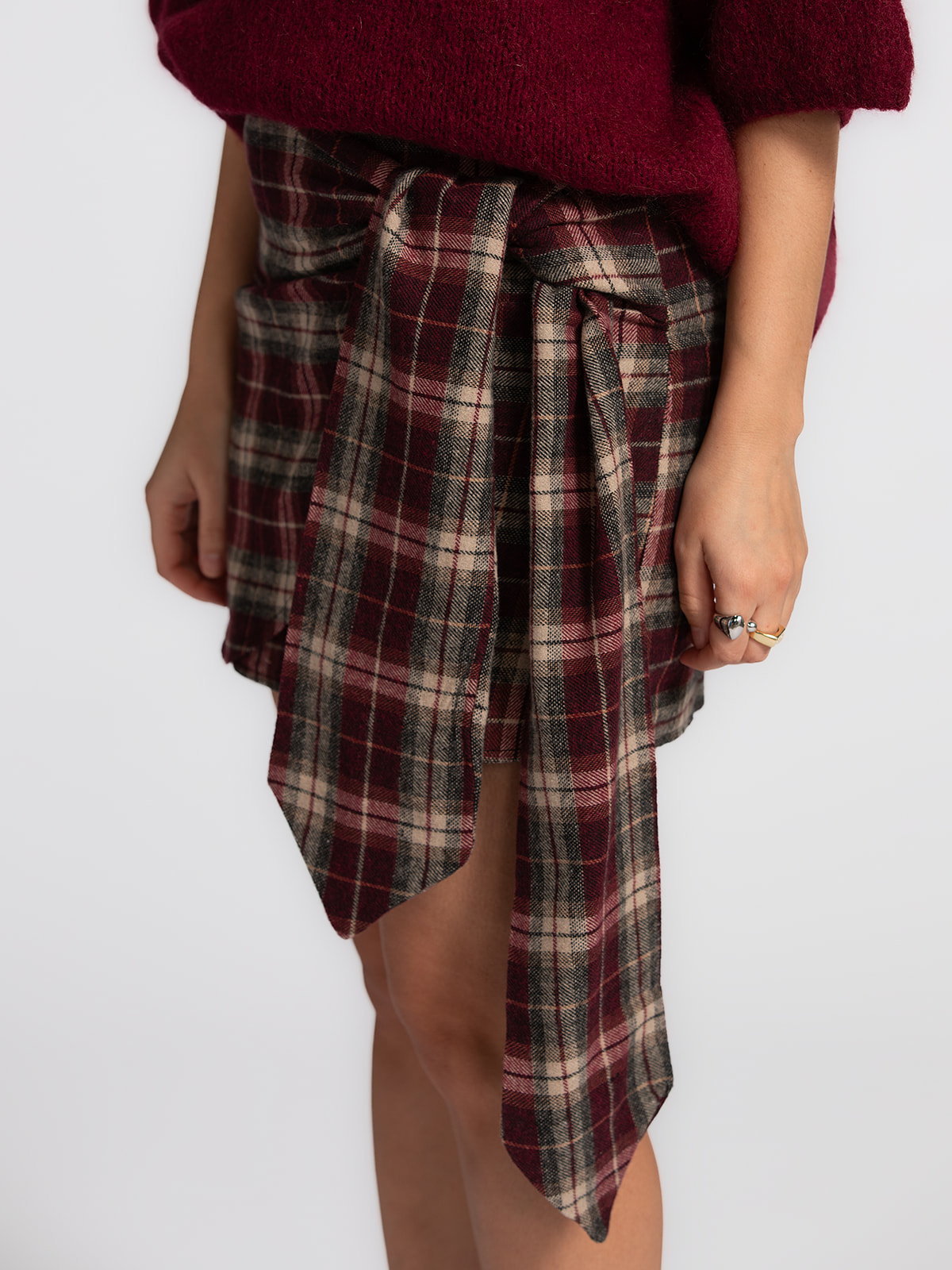 Le Marais Jupe courte Yoshi 4. Wrap it up in flannel. Cette jupe portefeuille bordeaux est un fall favorite grâce à son m...