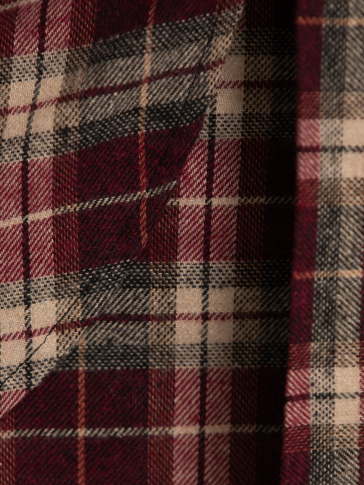 Le Marais Jupe courte Yoshi 6. Wrap it up in flannel. Cette jupe portefeuille bordeaux est un fall favorite grâce à son m...