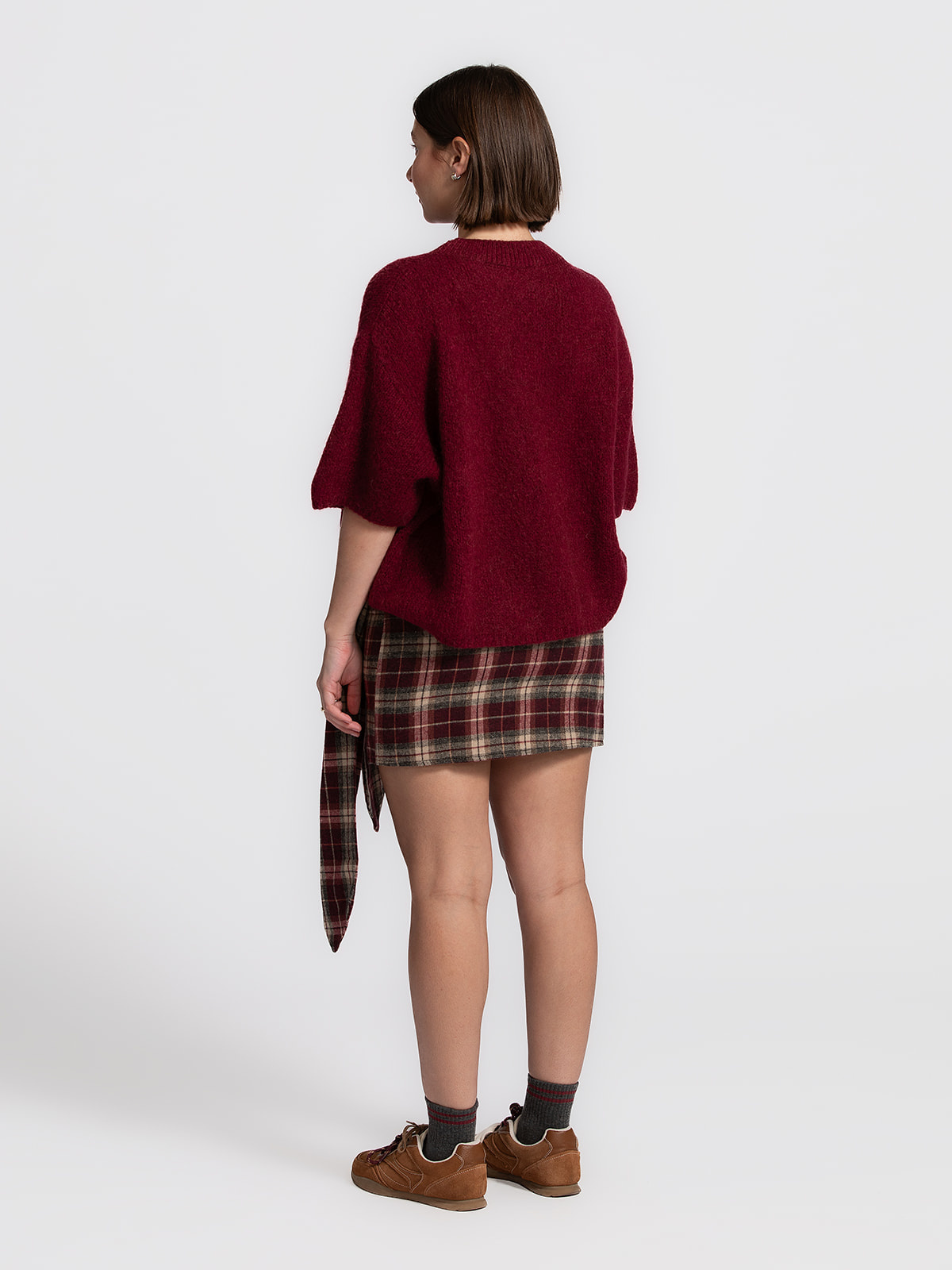 Le Marais Jupe courte Yoshi 5. Wrap it up in flannel. Cette jupe portefeuille bordeaux est un fall favorite grâce à son m...
