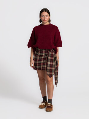 Jupe Yoshi. Wrap it up in flannel. Cette jupe portefeuille bordeaux est un fall favorite grâce à son motif à carreaux. El...