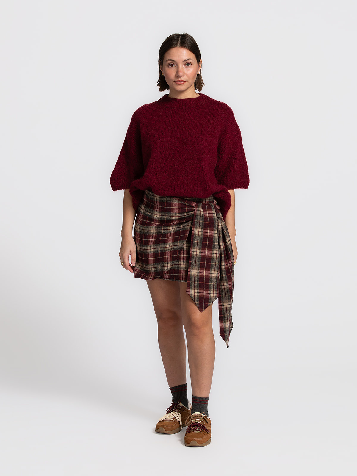 Le Marais Jupe courte Yoshi 1. Wrap it up in flannel. Cette jupe portefeuille bordeaux est un fall favorite grâce à son m...