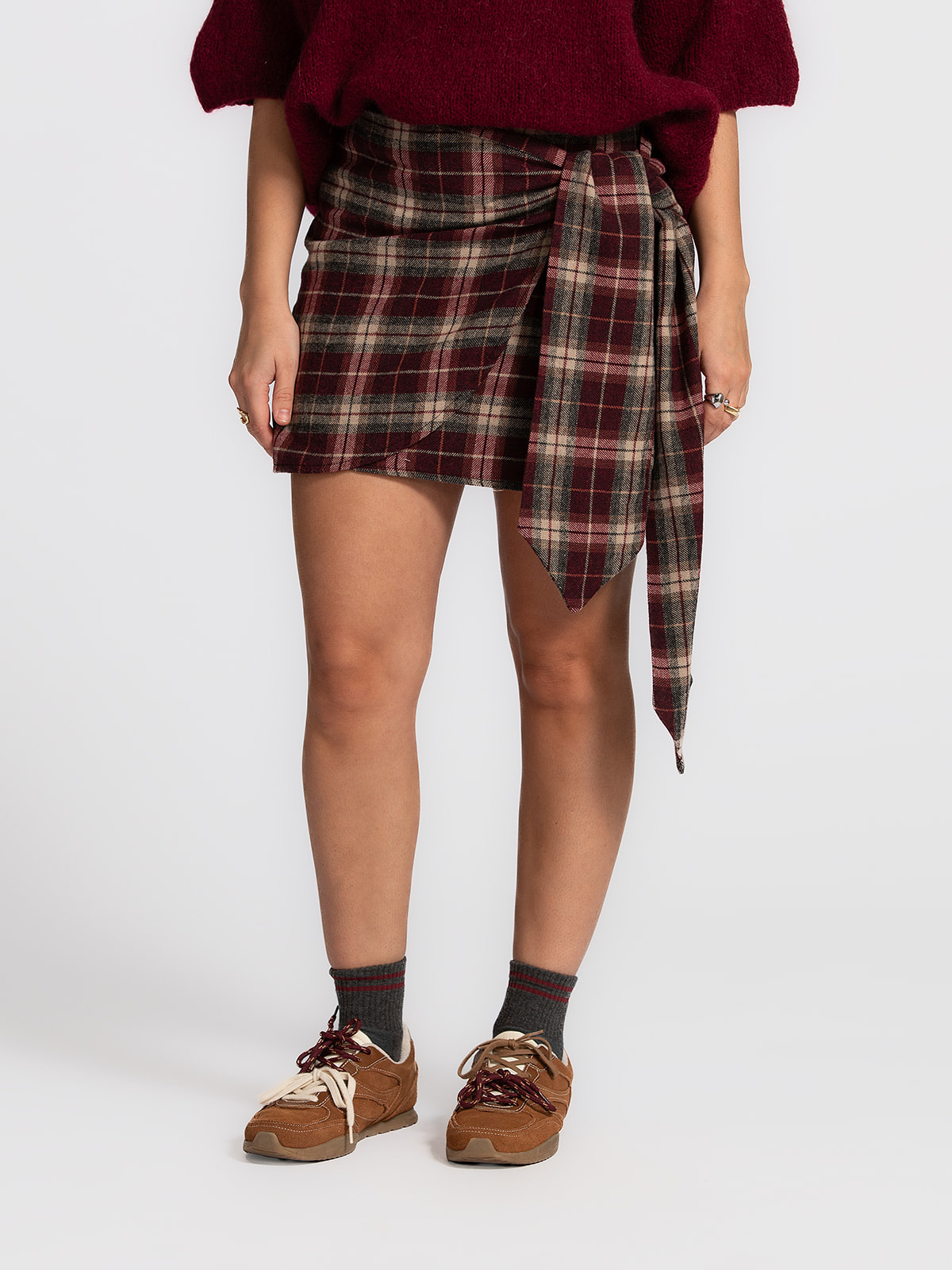 Le Marais Jupe courte Yoshi 3. Wrap it up in flannel. Cette jupe portefeuille bordeaux est un fall favorite grâce à son m...