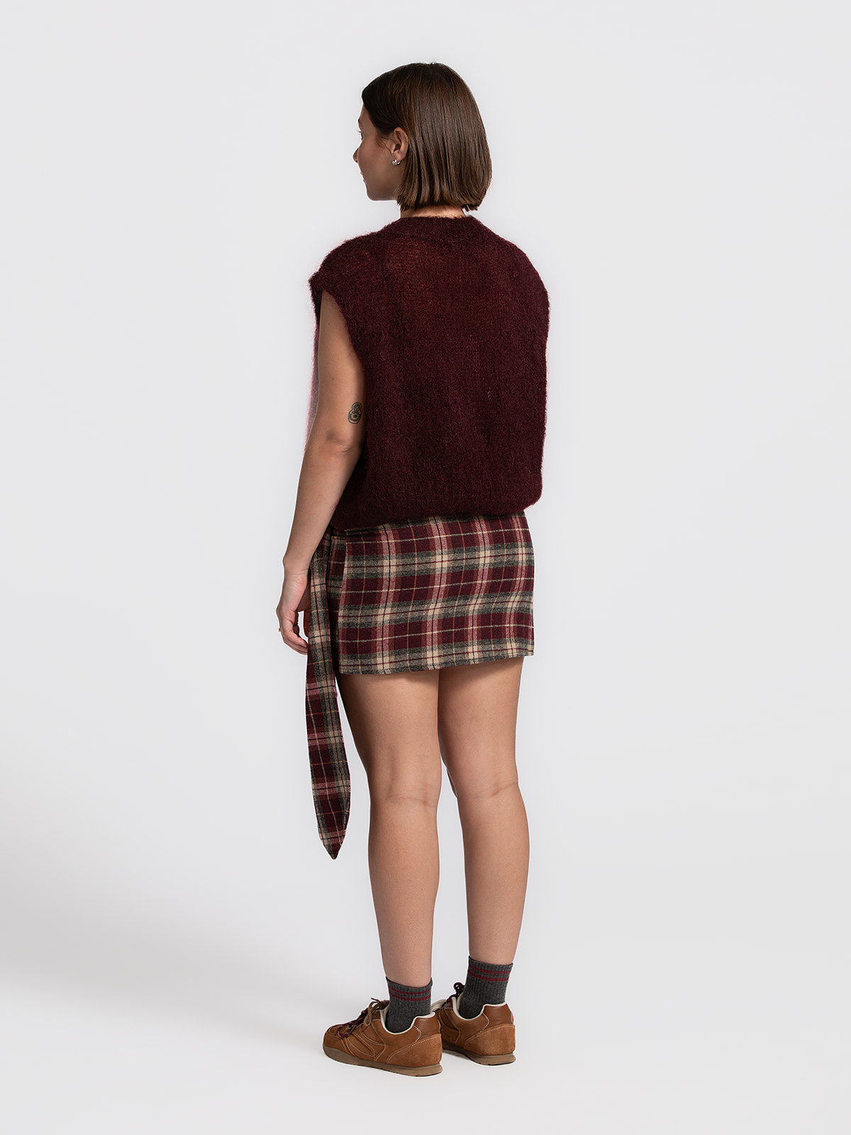 Le Marais Gebreide Spencer Zoey 5. Deze bordeaux mouwloze spencer voelt zacht & comfortabel aan en heeft een moderne, sti...