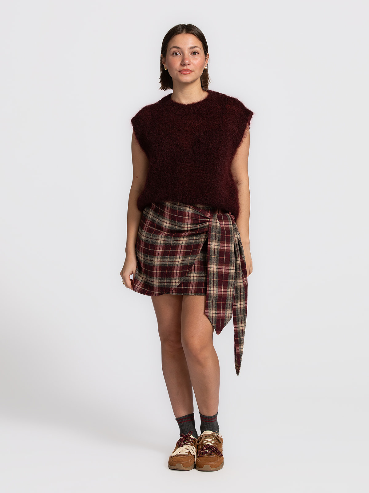 Le Marais Gebreide Spencer Zoey 3. Deze bordeaux mouwloze spencer voelt zacht & comfortabel aan en heeft een moderne, sti...