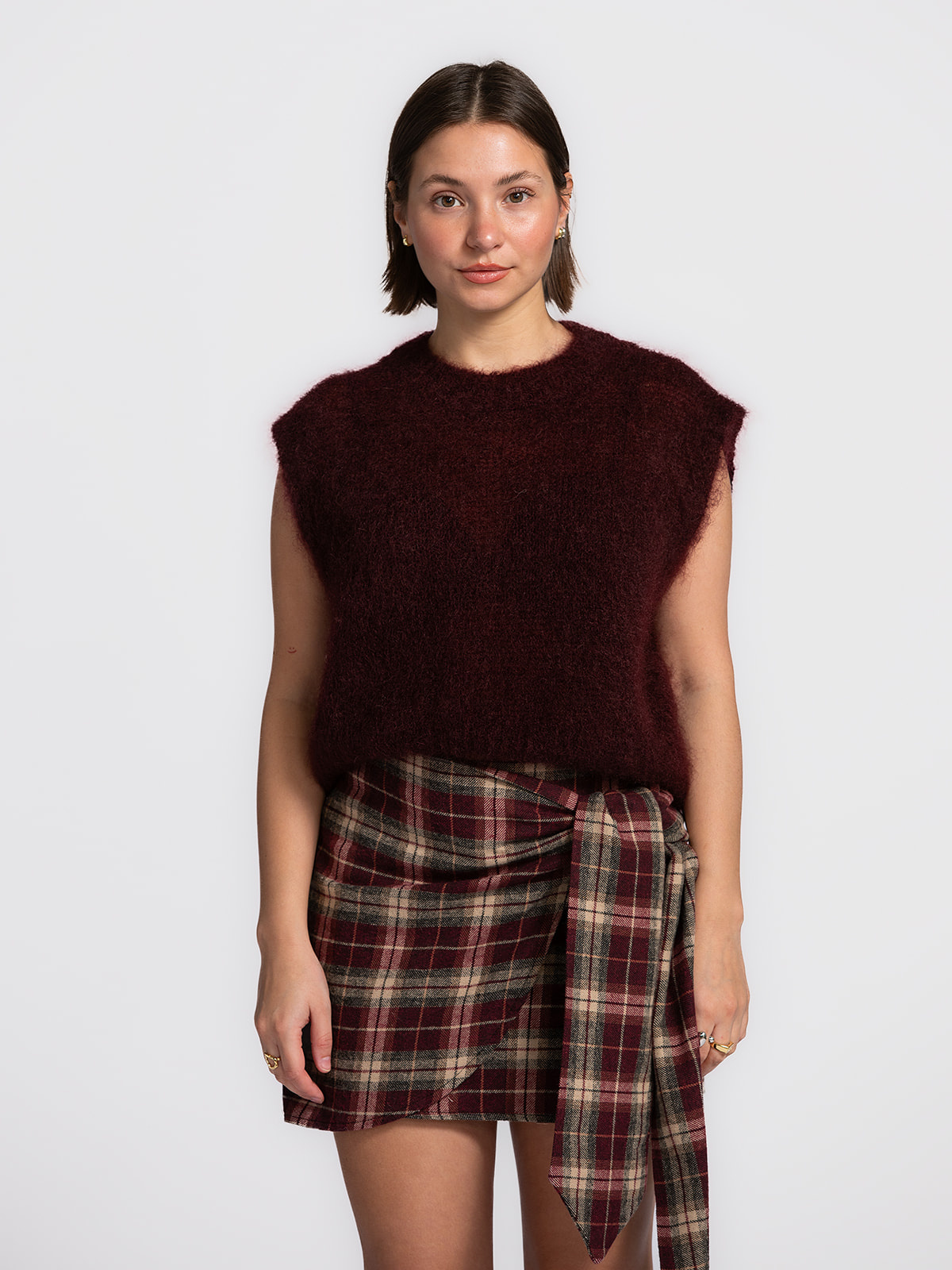 Le Marais Gebreide Spencer Zoey 1. Deze bordeaux mouwloze spencer voelt zacht & comfortabel aan en heeft een moderne, sti...