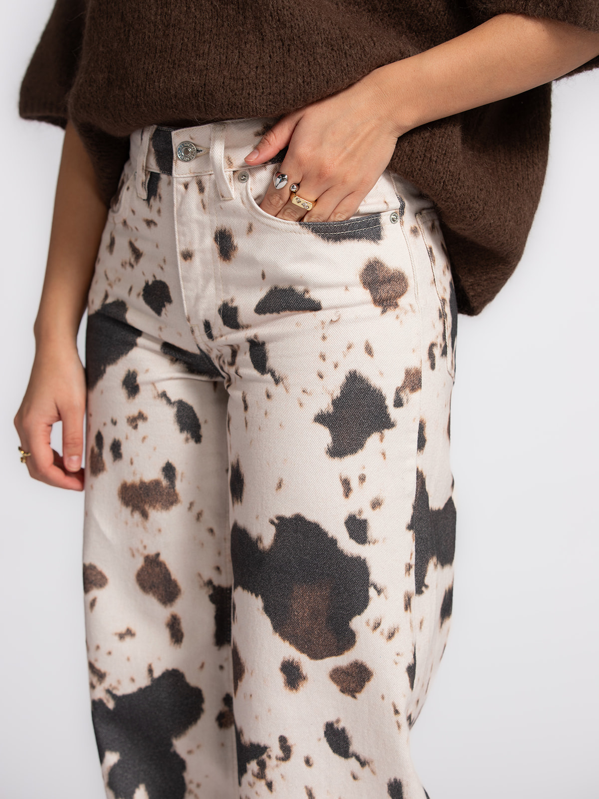 Les Soeurs Cow print jean Chuck 4. Repérée en style. L’imprimé vache, tendance du moment, arrive directement des podiums....
