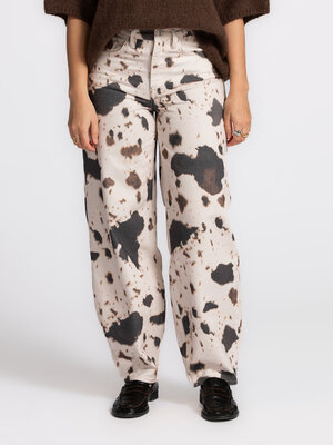 Jeans Chuck. Spotted in style. De cow print is terug; rechtstreeks van de runway naar je garderobe. Deze denim met all-ov...