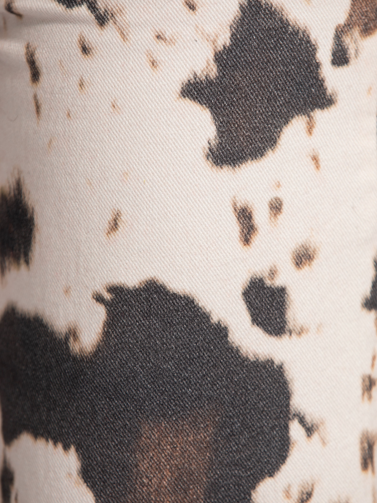 Les Soeurs Cow print jean Chuck 6. Repérée en style. L’imprimé vache, tendance du moment, arrive directement des podiums....