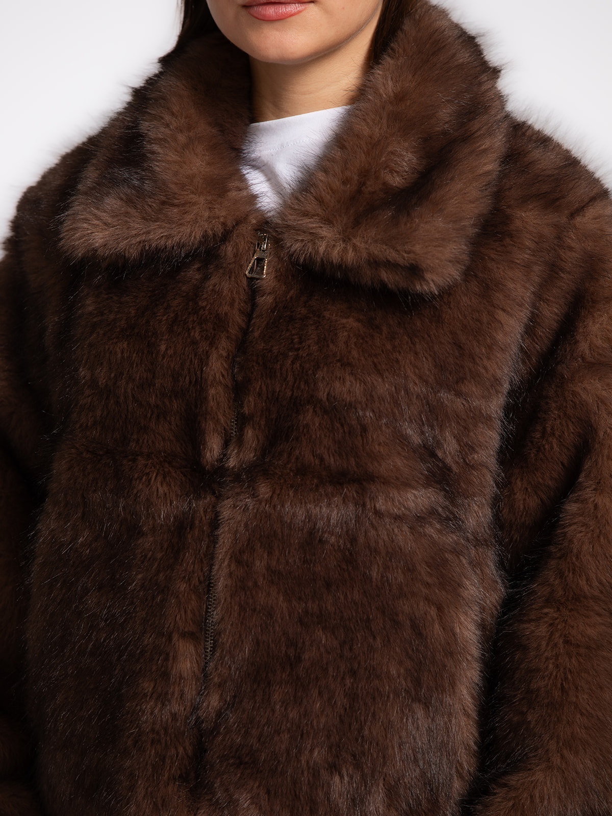 Le Marais Jas van imitatiebont Dani 4. Faux fur, full comfort. Dit korte donkerbruine faux fur jasje voelt heerlijk zacht...