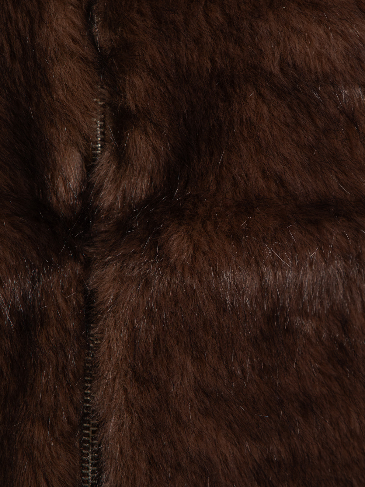 Le Marais Jas van imitatiebont Dani 6. Faux fur, full comfort. Dit korte donkerbruine faux fur jasje voelt heerlijk zacht...