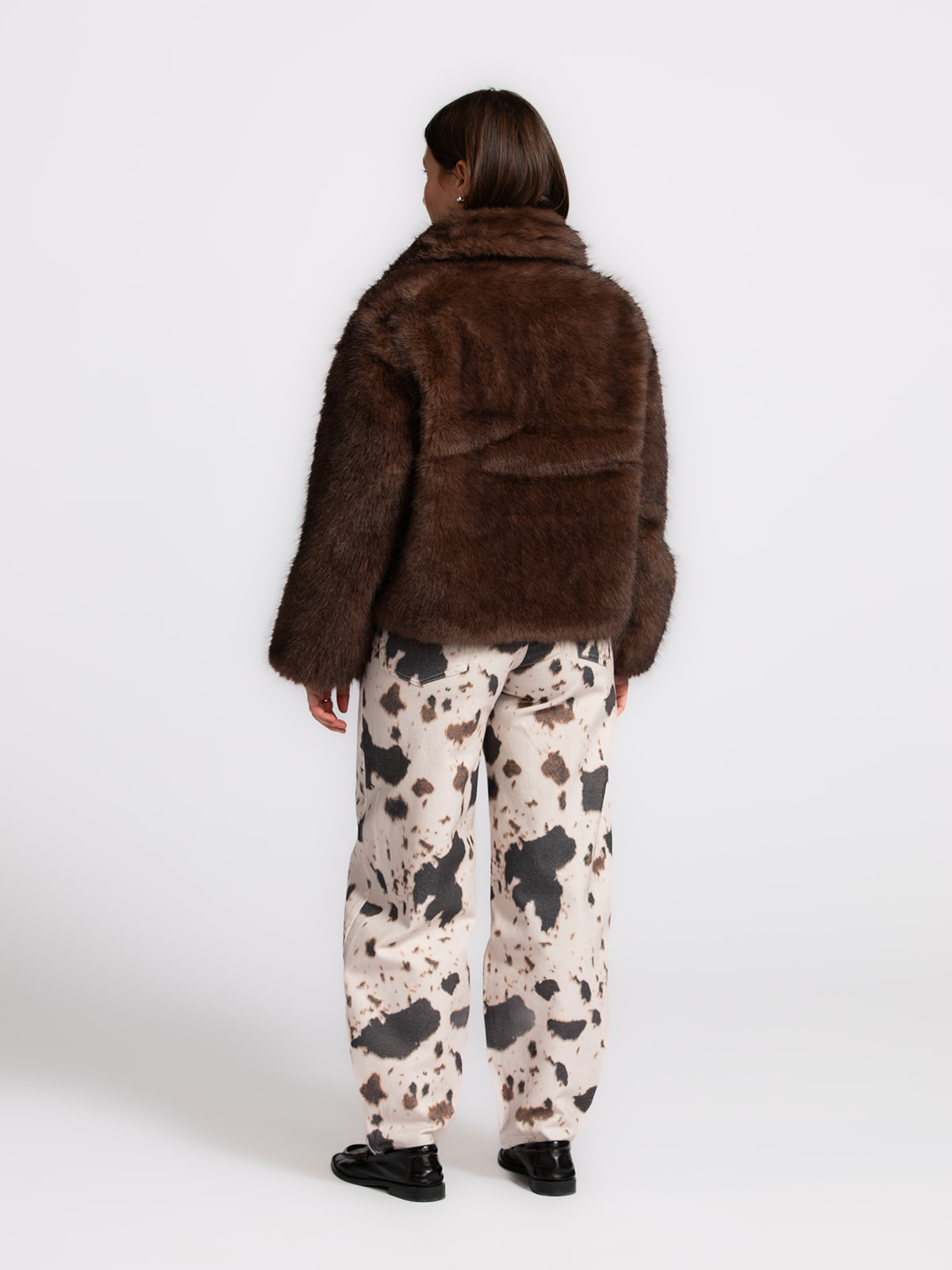 Le Marais Jas van imitatiebont Dani 5. Faux fur, full comfort. Dit korte donkerbruine faux fur jasje voelt heerlijk zacht...